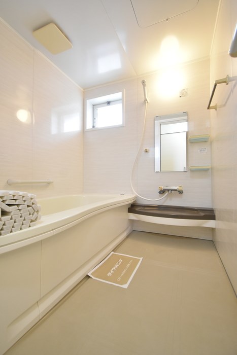 バス・シャワールーム　追い焚き機能付き一坪風呂です。窓もあり換気できます〇