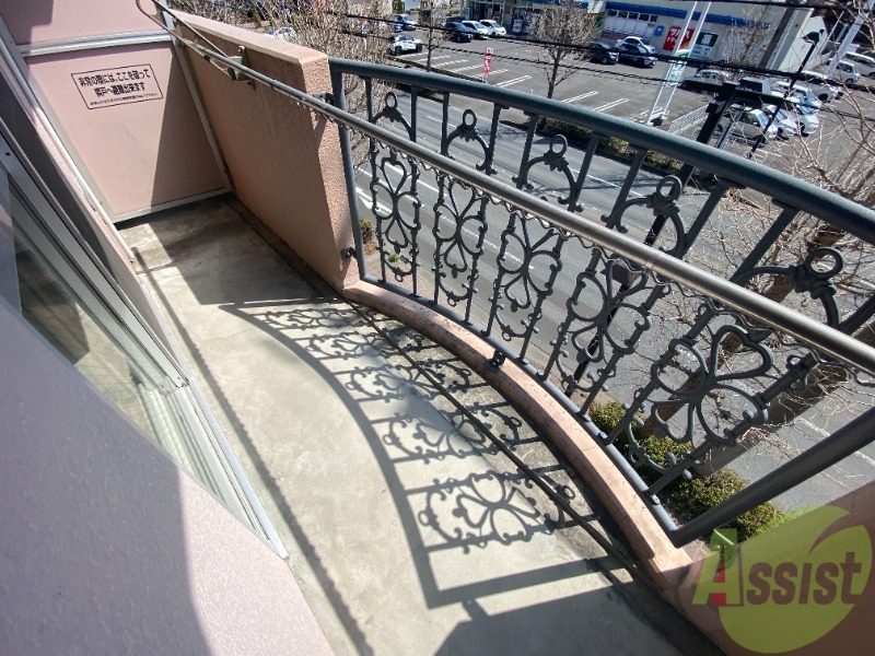 バルコニー　バルコニーがあるので洗濯物は外に干せそうですね。