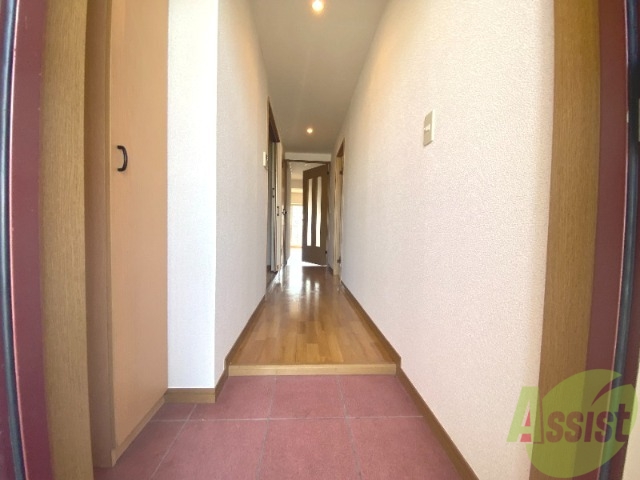 玄関　玄関から撮影しました。敷居が高くなくて安心ですね。