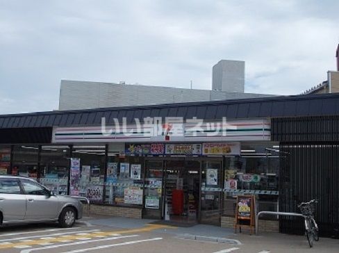 コンビニ　セブンイレブン 京都桂上野店（コンビニ）まで512m