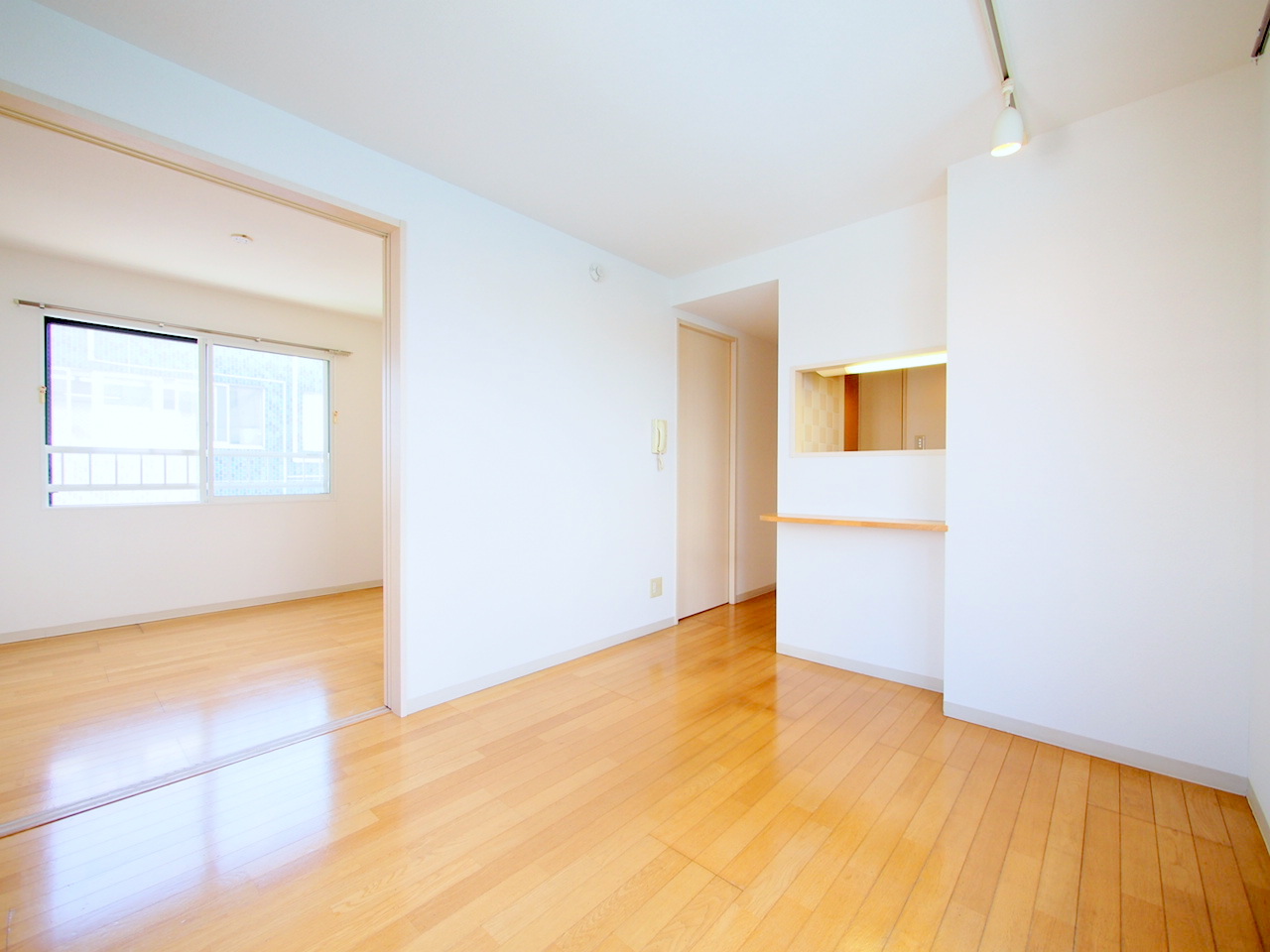 居室・リビング　☆ペット飼育可！外観と内装がオシャレな人気物件ですよ！☆