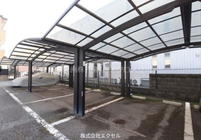 駐車場　屋根付き駐車場です。