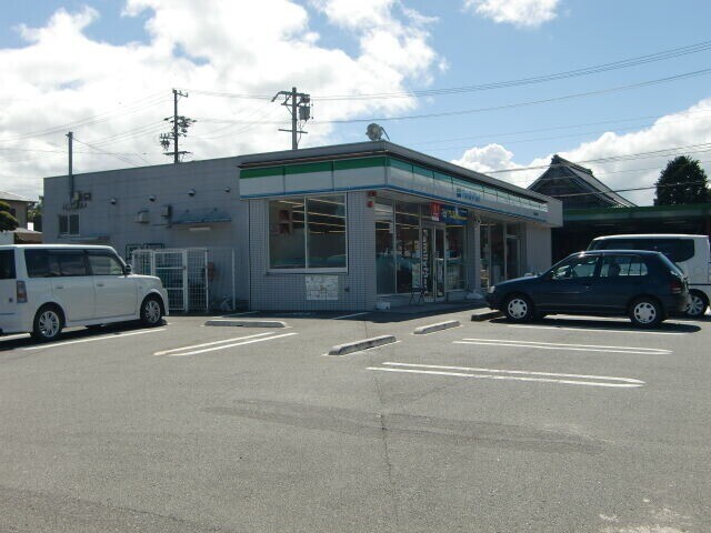 コンビニ　ファミリーマート松阪射和町店（コンビニ）まで665m