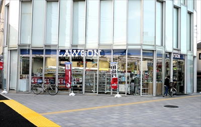 コンビニ　ローソン京王布田駅前店（コンビニ）まで150m