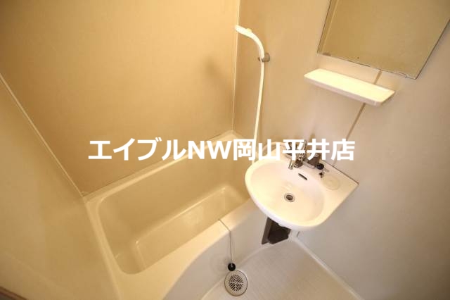 バス・シャワールーム　※同間取りの別のお部屋の写真です