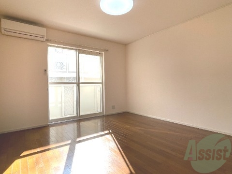 居室・リビング　８帖の洋室です。生活のメインとなる部屋ですね。