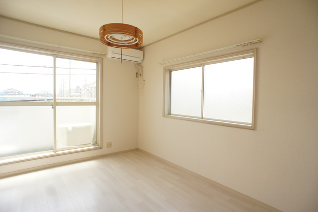 居室・リビング　２面採光なので、明るく風通しのよい過ごしやすいお部屋です♪