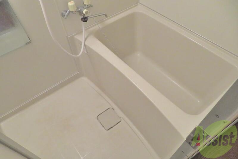 バス・シャワールーム　お風呂はゆったり入れるサイズ感。