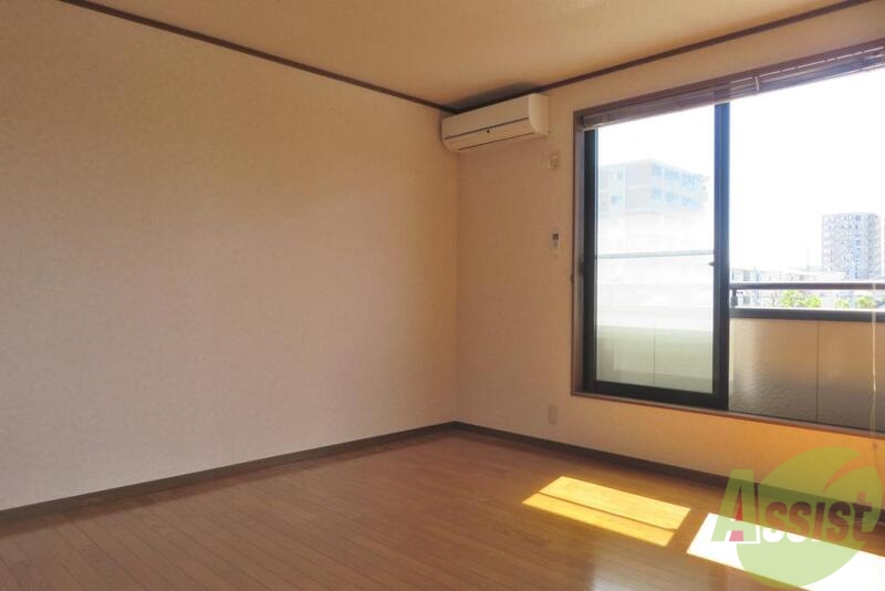 その他部屋・スペース　窓も大きく風通しが良く通気性もイイ感じ。