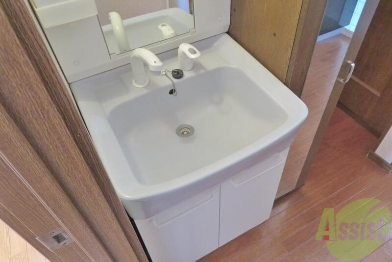 洗面設備　独立した洗面もありますので朝の準備はこちらから。