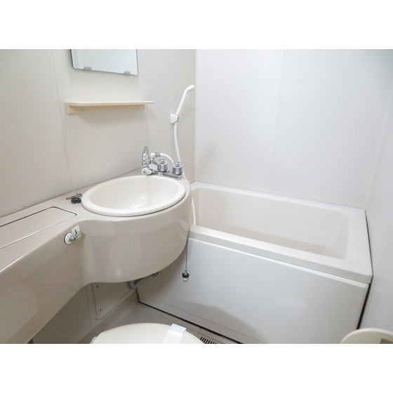 バス・シャワールーム　コンパクトで使いやすいお風呂です