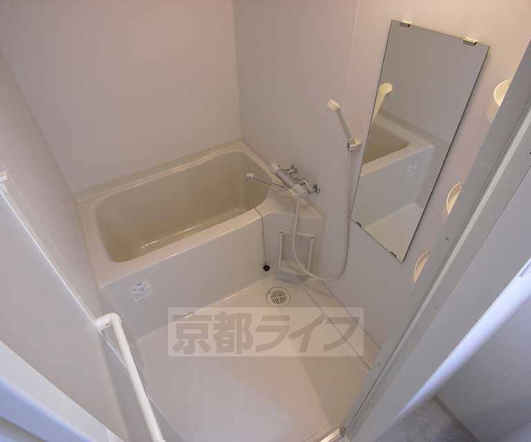 バス・シャワールーム　シャワー、鏡付きの便利な浴室です。