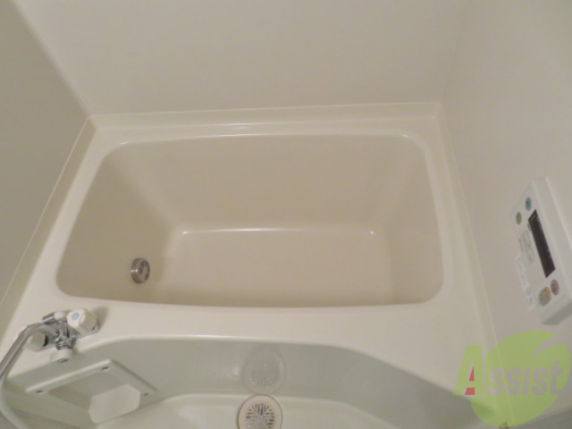 バス・シャワールーム　お風呂です。追い炊き機能が付いていてありがたいですね。