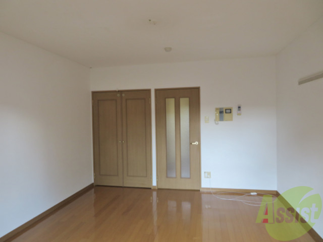 居室・リビング　かなり広めのリビングです。陽がよく入ってきて気持ち良いですよ