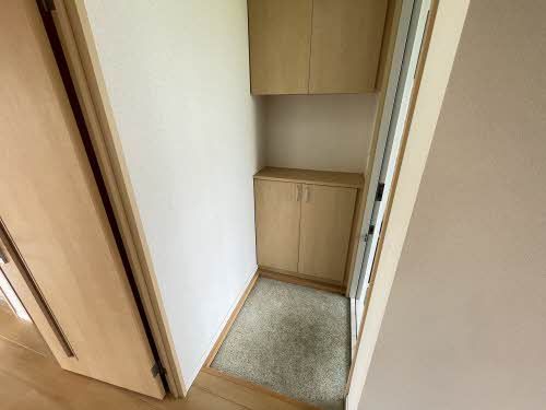 玄関　玄関には上下に分かれた下駄箱があり、たくさん収納できます。