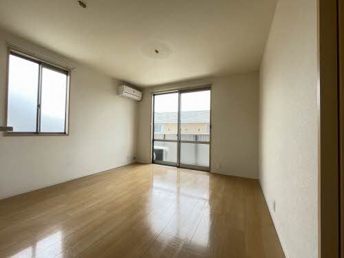 居室・リビング　大きな掃きだし窓から明るい陽ざしがふりそそぎ、風がそよぐ快…