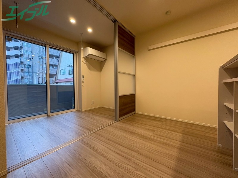 居室・リビング　同型反転タイプ写真です。