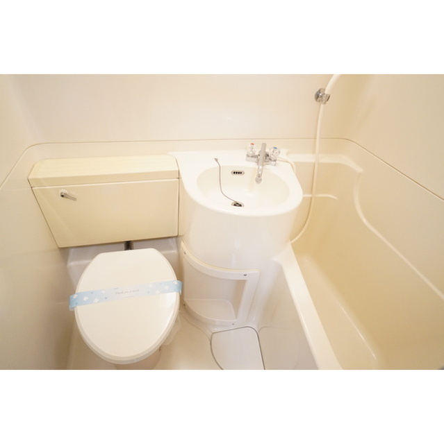 バス・シャワールーム　清潔感のあるバスルーム