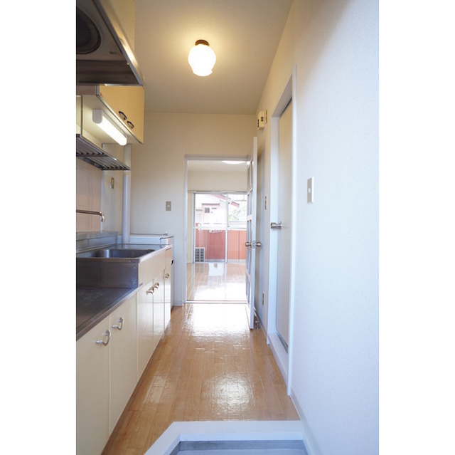 玄関　玄関から続くキッチンスペース