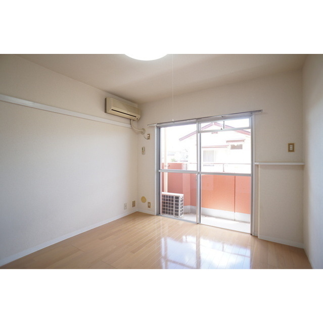 居室・リビング　日当たり良い室内