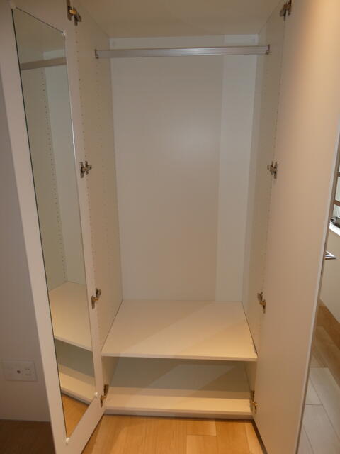 収納　洋室クローゼット（姿見付）