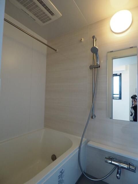 バス・シャワールーム　落ち着いた空間のお風呂です