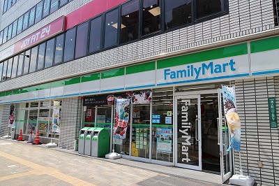 コンビニ　ファミリーマート（コンビニ）まで574m