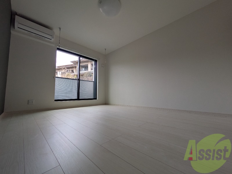 その他部屋・スペース　洋室８帖で広いのでお好きな位置に寝具を配置してお使い頂けます