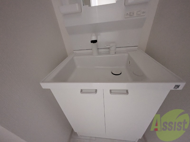 洗面設備　洗面台はシャンプードレッサーなので蛇口を伸ばして使えます。