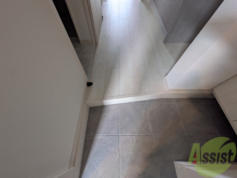 玄関　玄関は段差があるので靴が履きやすそうですね。