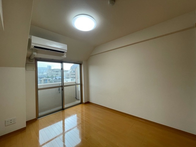 居室・リビング　フローリングの色もナチュラルで落ち着きます