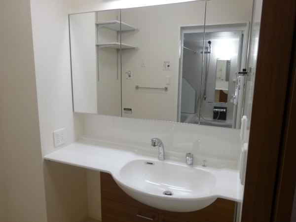 洗面設備　独立洗面台で朝の準備も快適です♪