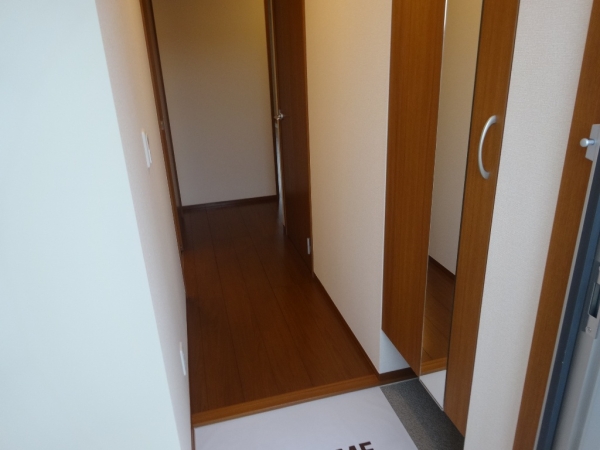 玄関　玄関を入るとホールがあります