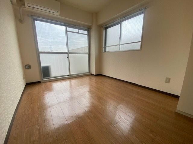 居室・リビング　２面採光なので、明るく風通しのよい過ごしやすいお部屋です♪