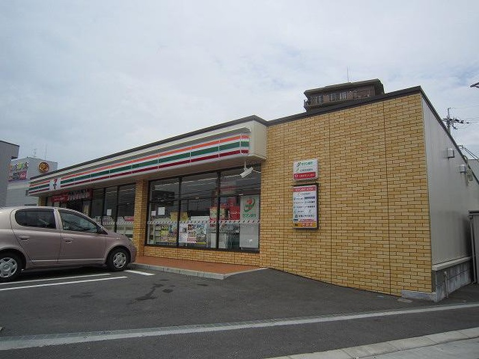 コンビニ　セブンイレブン（コンビニ）まで300m