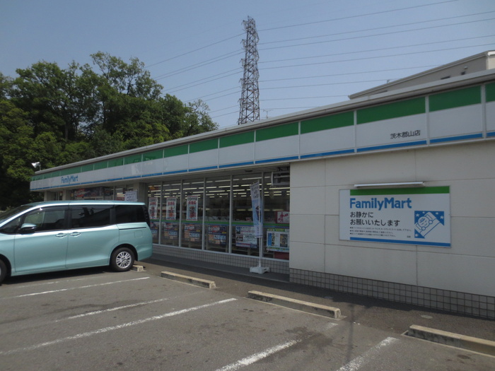 コンビニ　ファミリーマート（コンビニ）まで260m