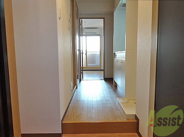 玄関　開放的な玄関ですね。お部屋からの光もはいって気持ちいい！！