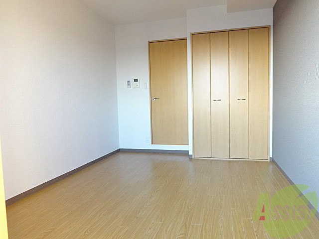 居室・リビング　６．３帖のお部屋はとっても優しい色合いで落ち着きますね。