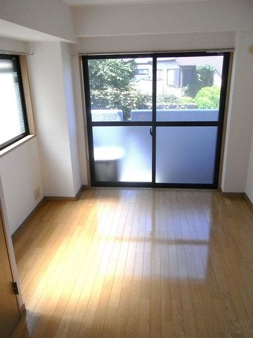 居室・リビング　2面採光で明るいですよ♪風も抜けます