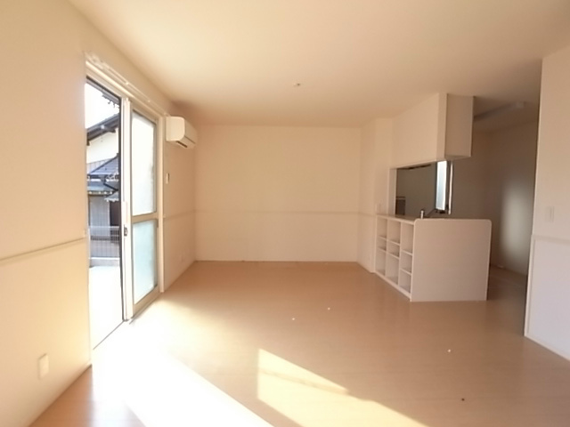 居室・リビング　同物件別部屋