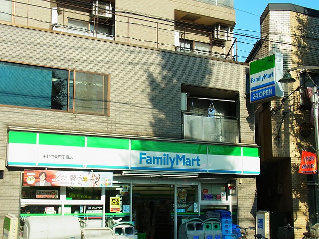 コンビニ　ファミリーマート中央４丁目店（コンビニ）まで318m