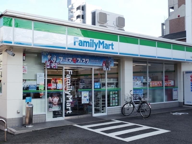 コンビニ　ファミリーマート千里丘北口店（コンビニ）まで299m