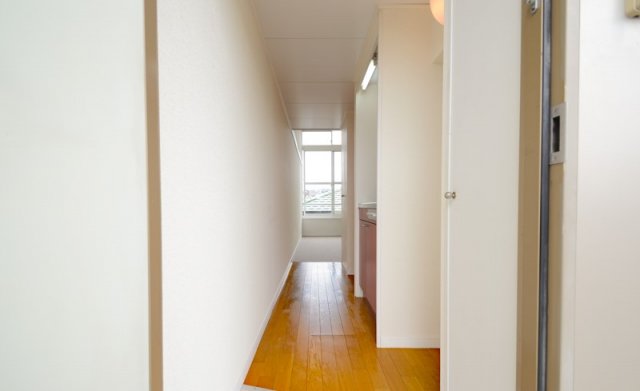 玄関　備品や設備仕様は号室等により異なります現地をご確認下さい。