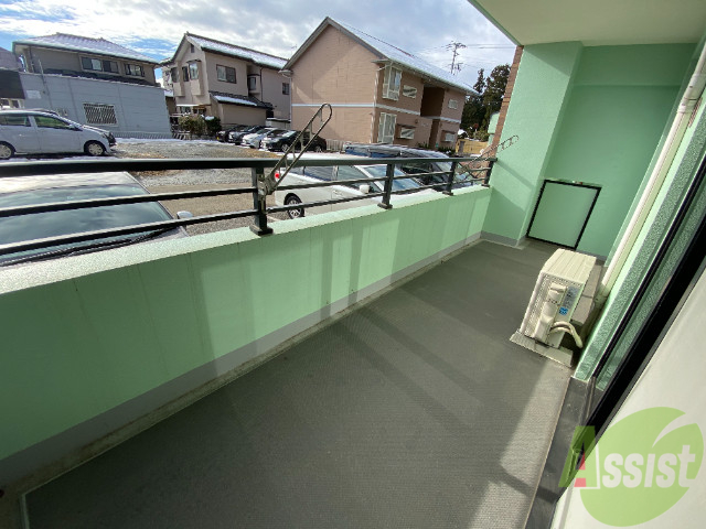バルコニー　バルコニーは幅があり、広い印象を受けました。
