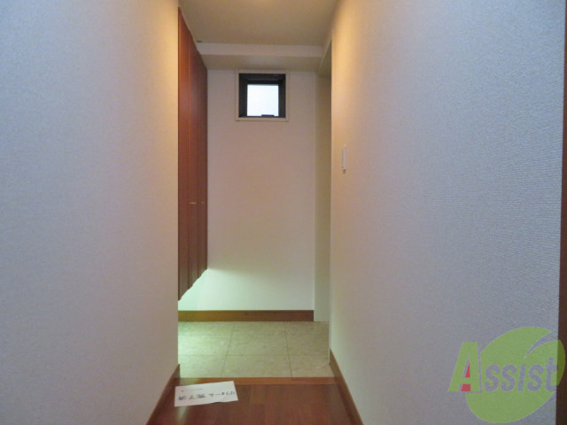 玄関　リビングから玄関を撮った写真です、雰囲気がとてもいいですね