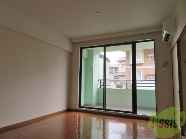 居室・リビング　６．２帖の洋室です。広々として、きれいですね。