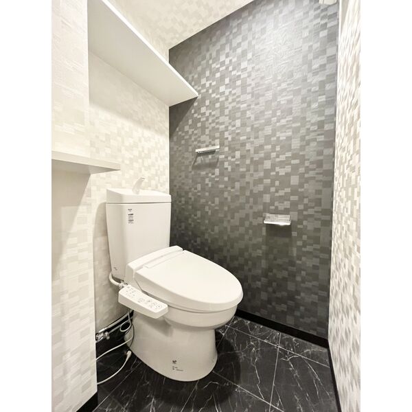 トイレ　落ち着いた色調のトイレです