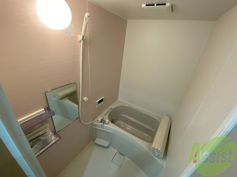 バス・シャワールーム　浴室はこちらです。追い炊き機能付きになります。