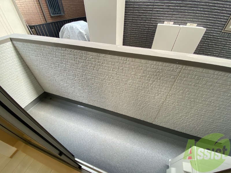 バルコニー　バルコニーはこちらです。長さも幅もちょうどいい広さですね。