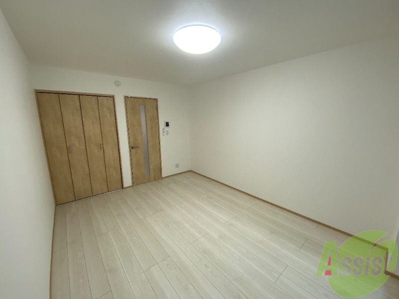 居室・リビング　洋室は８帖の洋室になります。ちょうどいい広さですね。